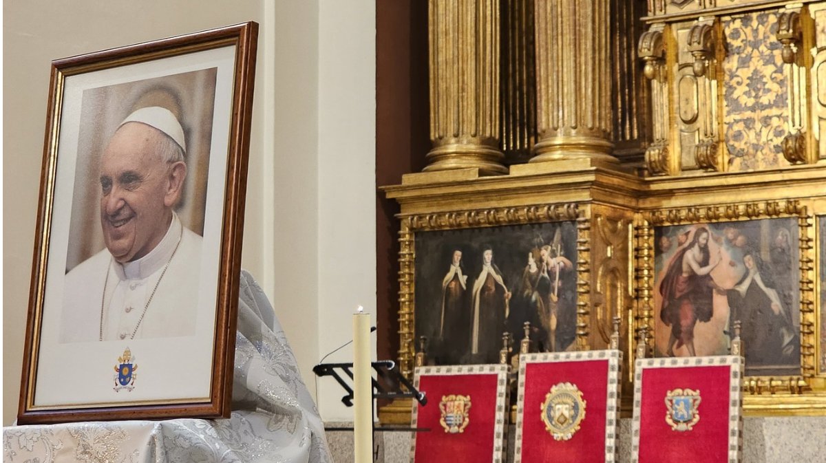 Imagen del papa Francisco en la bas&iacute;lica de Santa Teresa.
