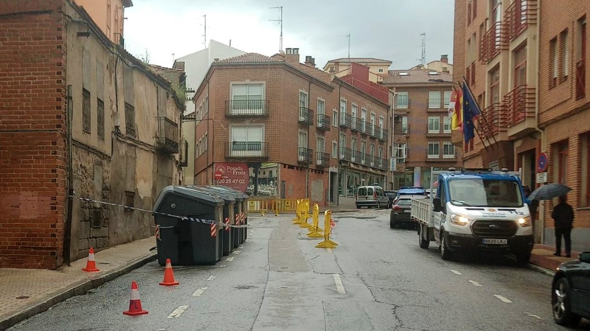 Tráfico cortado en la calle Nuestra Señora de Sonsoles por un edificio en mal estado. Foto: @EmergenciaAvila.