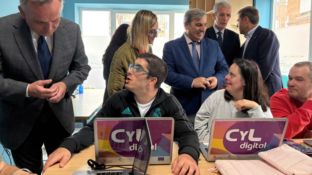 El consejero de Movilidad en el centro de Fundabem de Navaluenga.