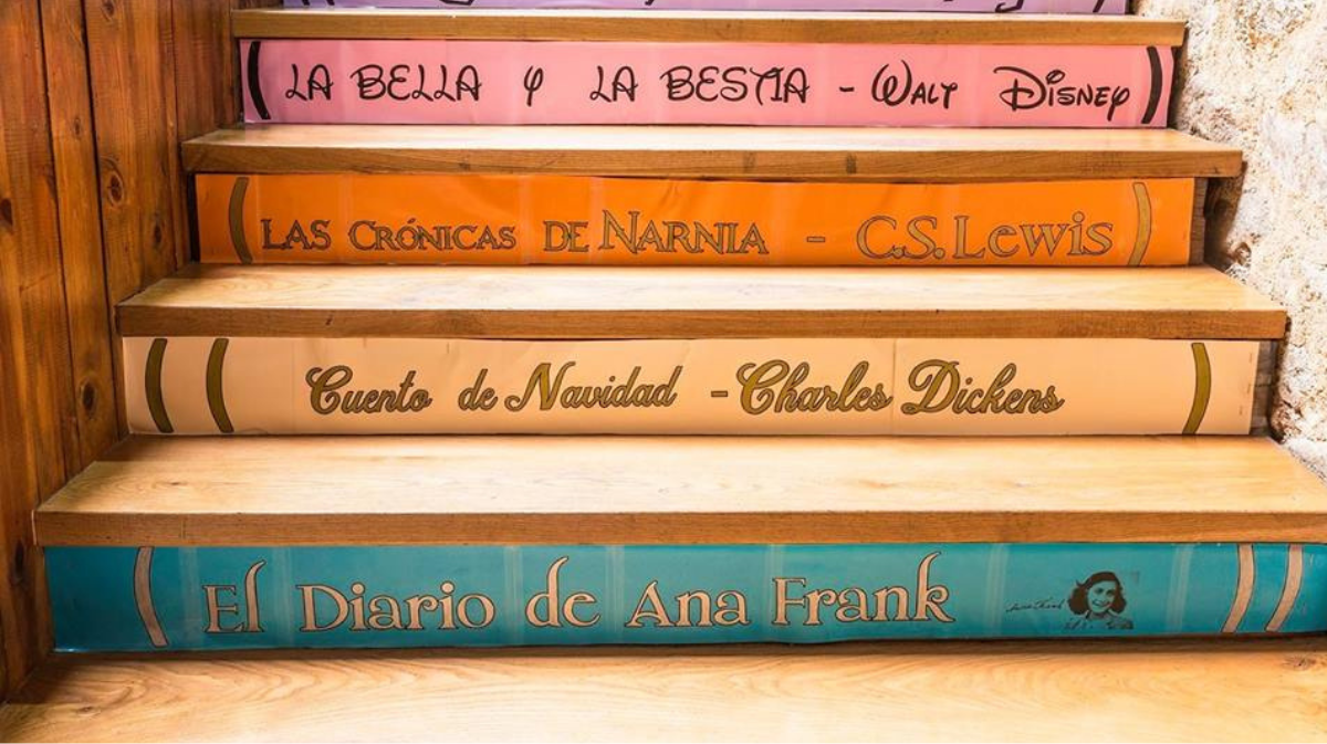 Escaleras de la biblioteca El Barco.