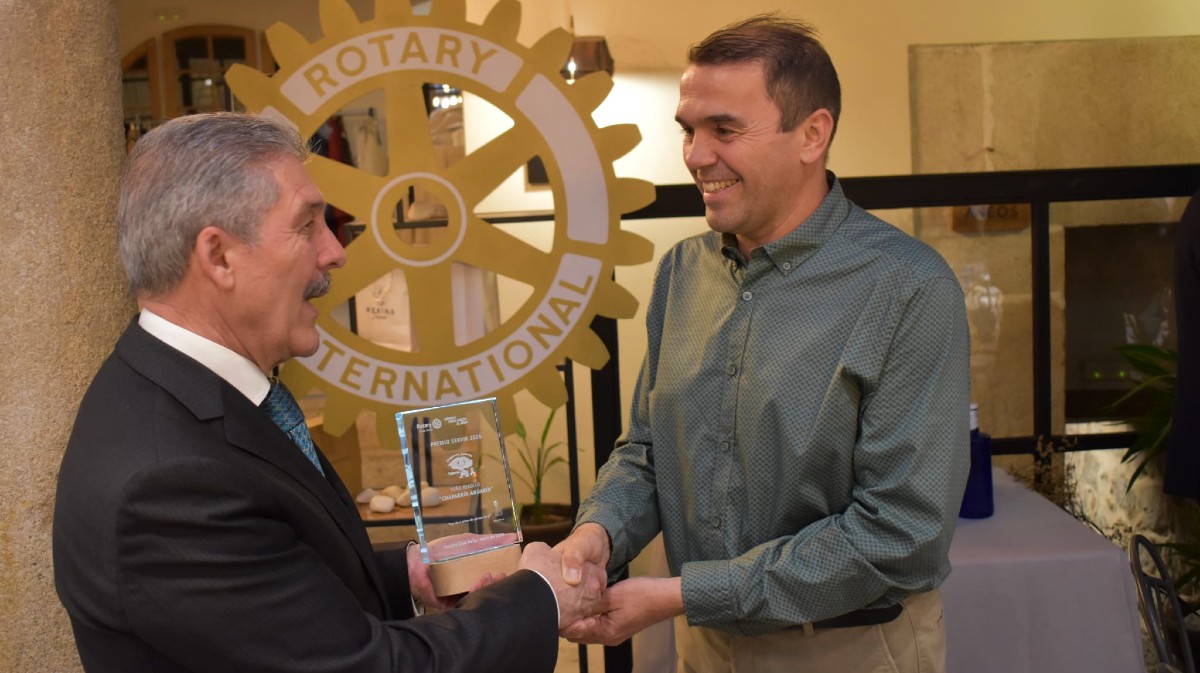 Daniel Collado entrega el Premio Servir a Antonio Rebollo.