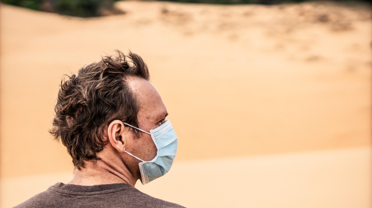 Imagen de archivo de un hombre con mascarilla.