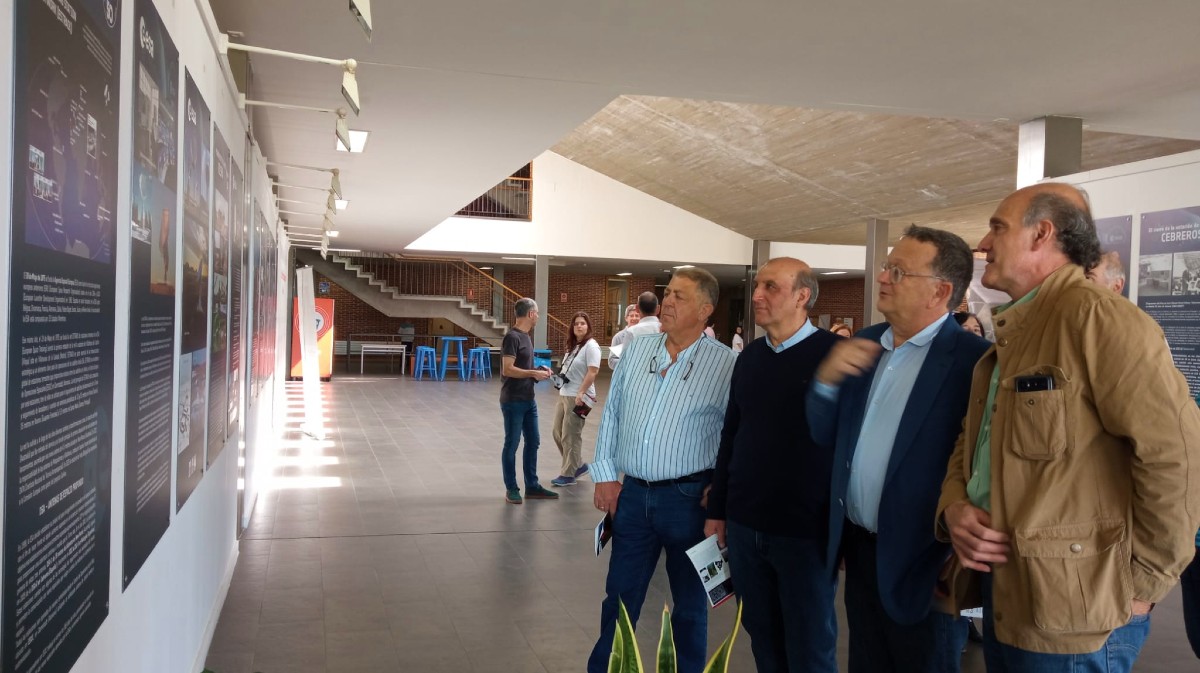 Exposici&oacute;n sobre la estaci&oacute;n espacial de Cebreros con Pedro S&aacute;nchez y Alberto Mu&ntilde;oz, concejales de la localidad; el director de la estaci&oacute;n espacial; y el director de la Escuela Polit&eacute;cnica, Santiago S&aacute;nche
