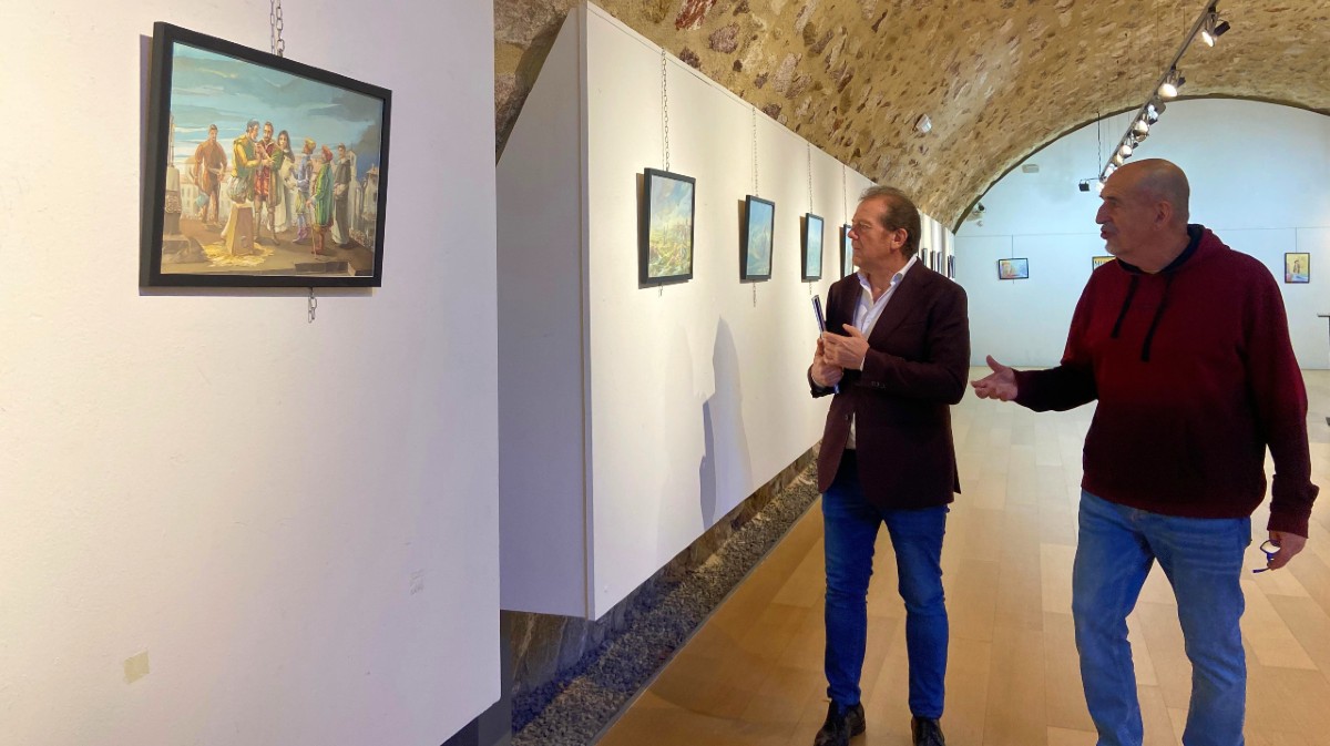 El concejal de Cultura, &Aacute;ngel S&aacute;nchez, con el autor de la exposici&oacute;n sobre los comuneros, con Julio Veredas.