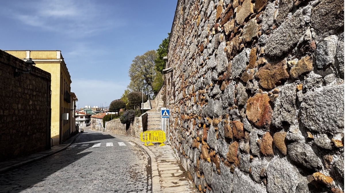 El muro de la Bajada del Peregrino perimetrado