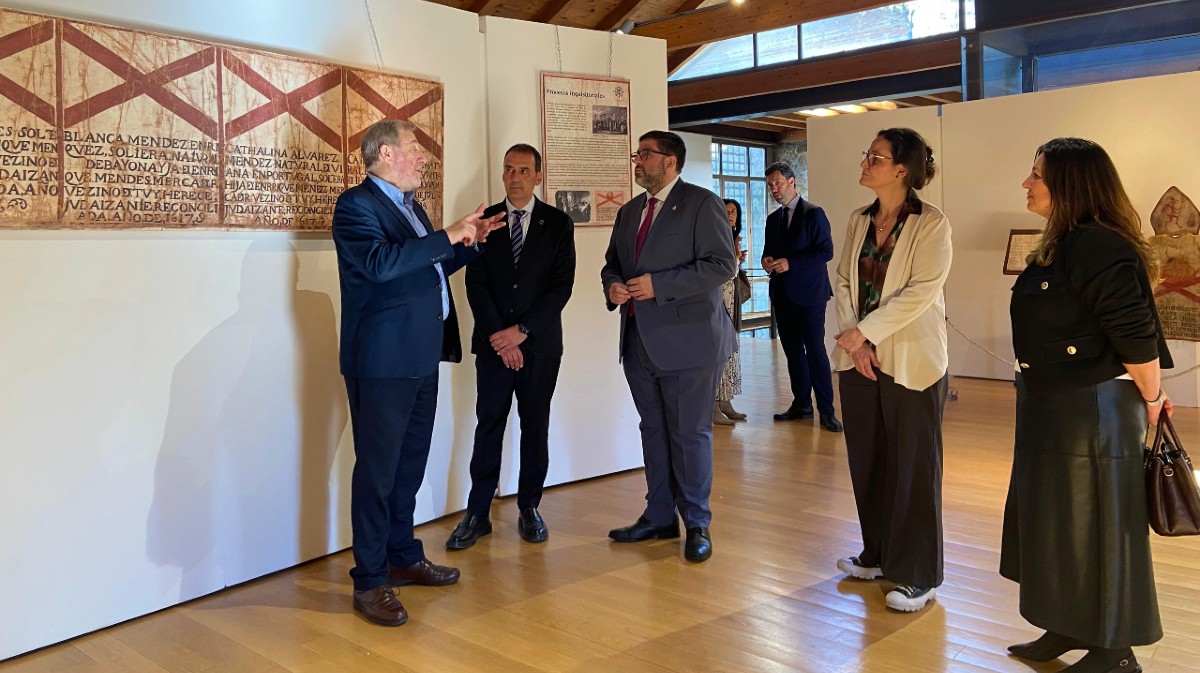 Inauguraci&oacute;n de la exposici&oacute;n de los sambenitos de la catedral de Tui.