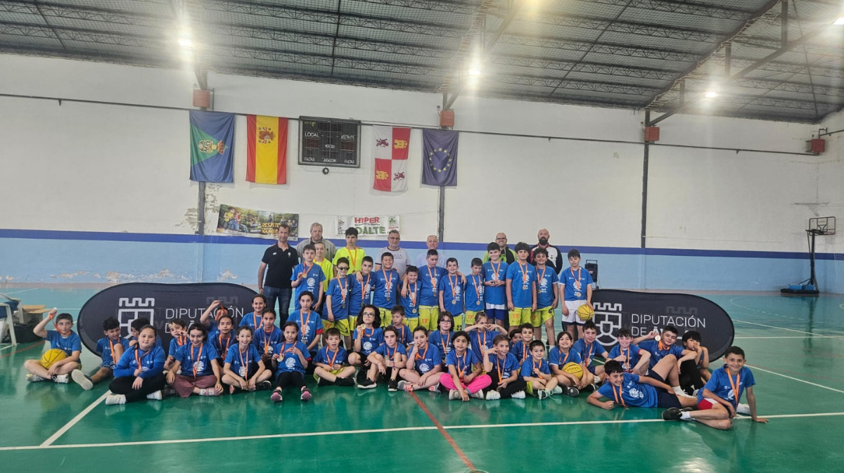 Participantes y autoridades posan al finalizar la jornada de baloncesto.