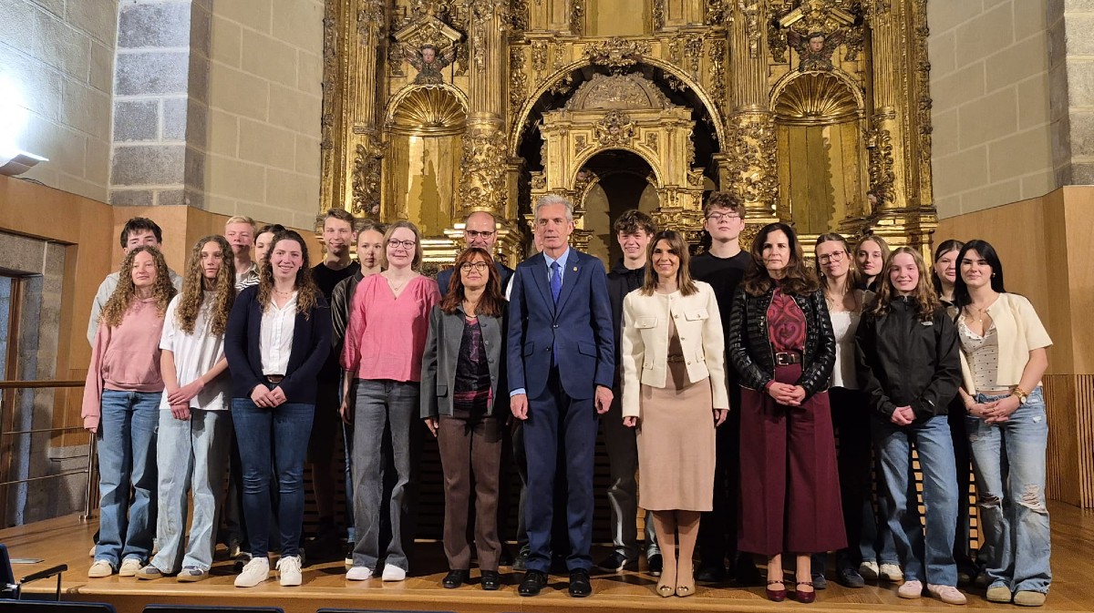 Alumnos alemanos de intercambio en el IES Vasco de la Zarza, en la Delegaci&oacute;n de la Junta.