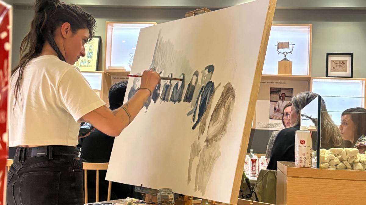 Lara Rub&iacute;n de Celix pinta a los participantes en la tertulia.