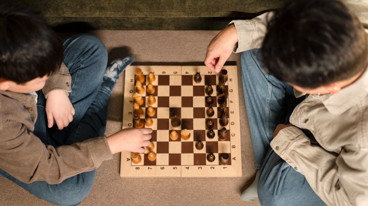 Dos escolares jugando al ajedrez.