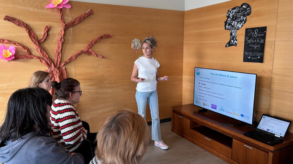Varias mujeres participan en una de las sesiones del taller en Las Navas.