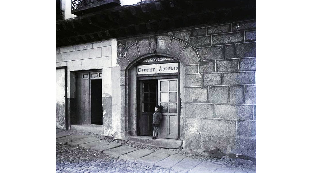 Ni&ntilde;o en la puerta del Caf&eacute; Aurelio en una poblaci&oacute;n abulense sin identificar. Foto: Aurelio de Colmenares y Orgaz. Colecci&oacute;n Conde de Polentinos. IPCE. Ministerio de Cultura.