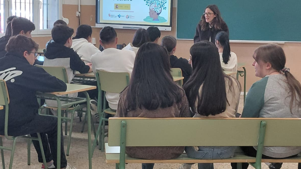 Un grupo de estudiantes abulenses atiende a una de las formaciones de FAEMA.