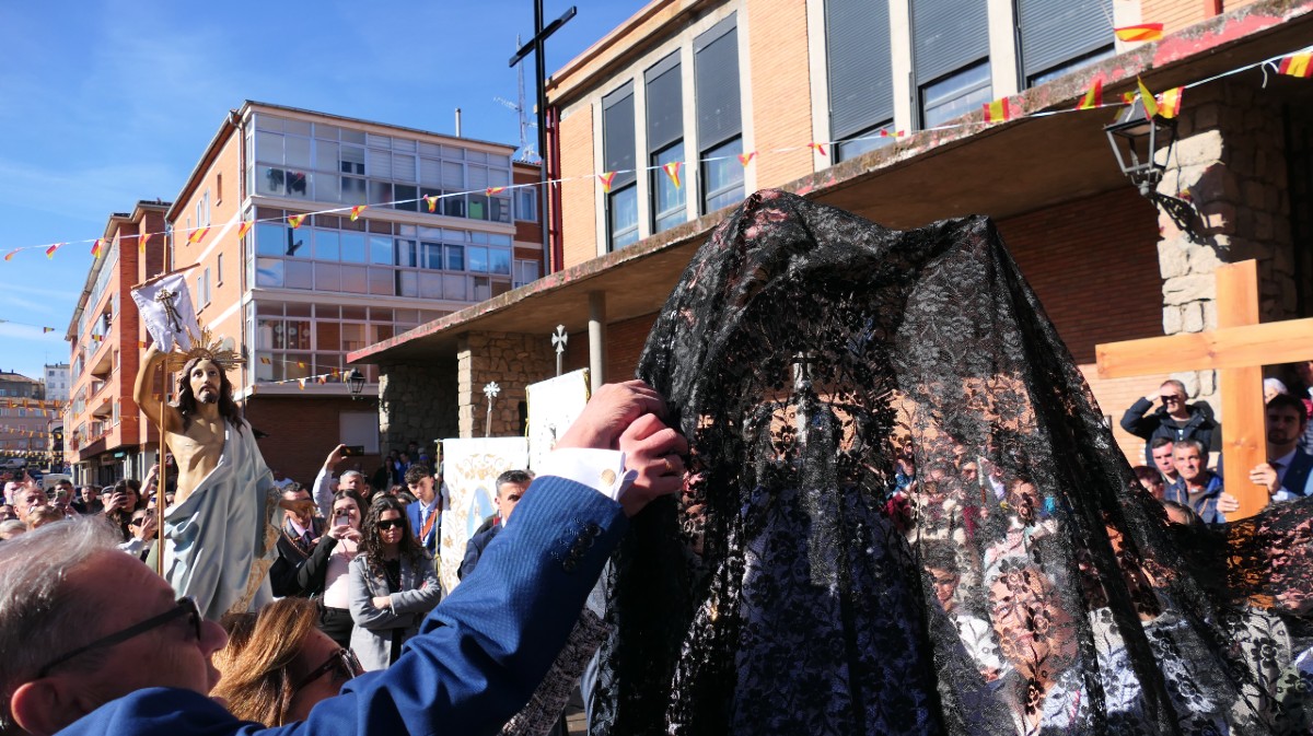 Encuentro antes de la procesi&oacute;n del Resucitado.
