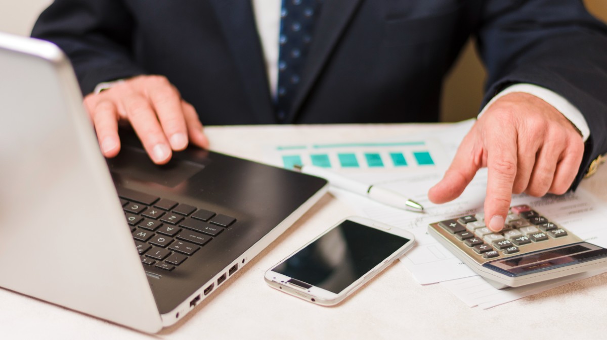 Imagen de archivo haciendo la contabilidad.