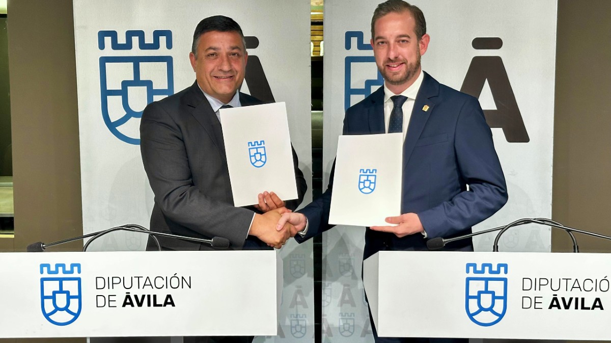 Firma del convenio entre la Diputaci&oacute;n y el Ayuntamiento de Madrigal de las Altas Torres.