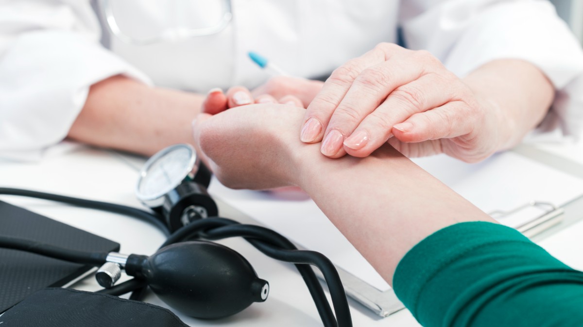 Una m&eacute;dico atiende a una paciente.