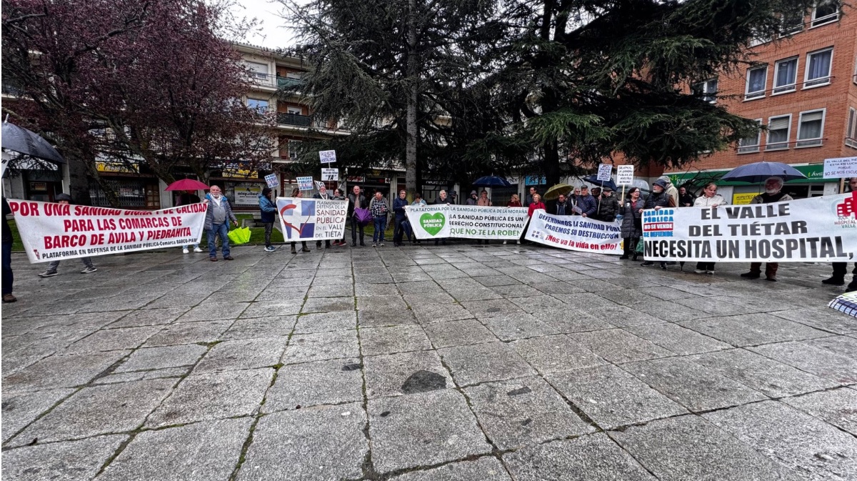 Más de un centenar de personas se concentran para defender la sanidad pública