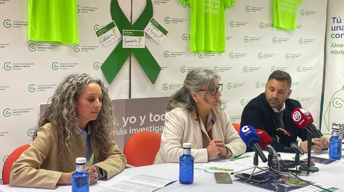 Ver&oacute;nica M&eacute;ndez, coordinadora territorial de la AECC; Dolores Rodr&iacute;guez Bautista, presidenta; y Fernando Moreno, presidente en Candeleda.
