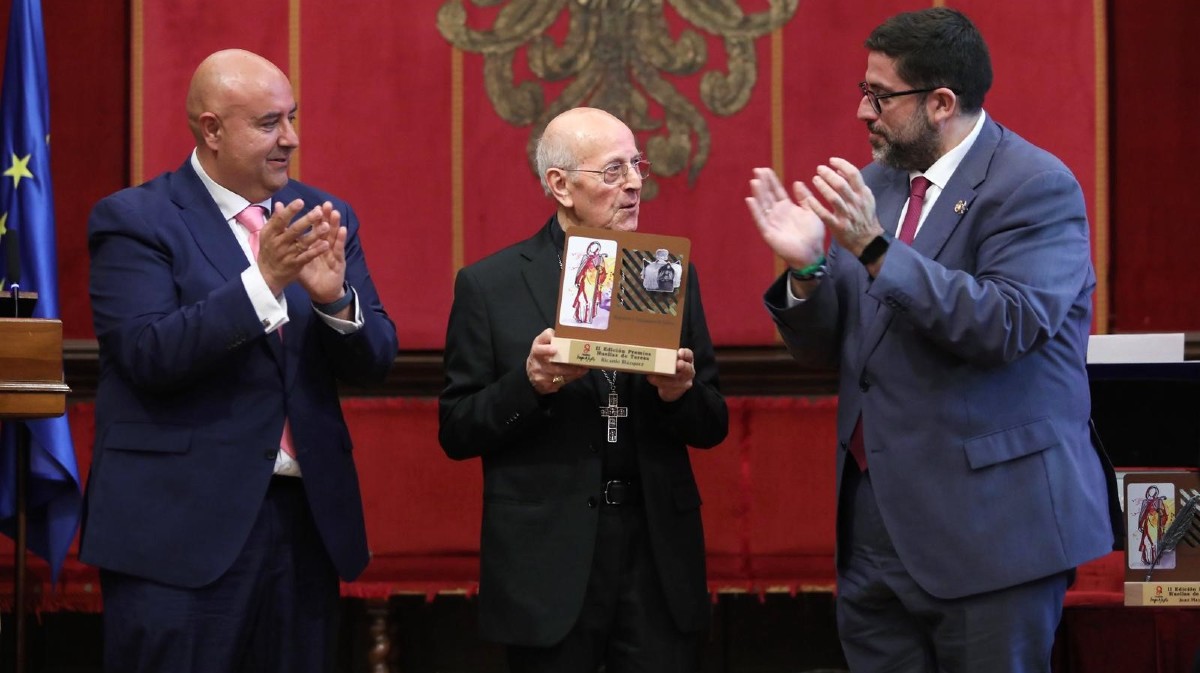 El cardenal Ricardo Bl&aacute;zquez recibe el premio Huellas de Teresa.
