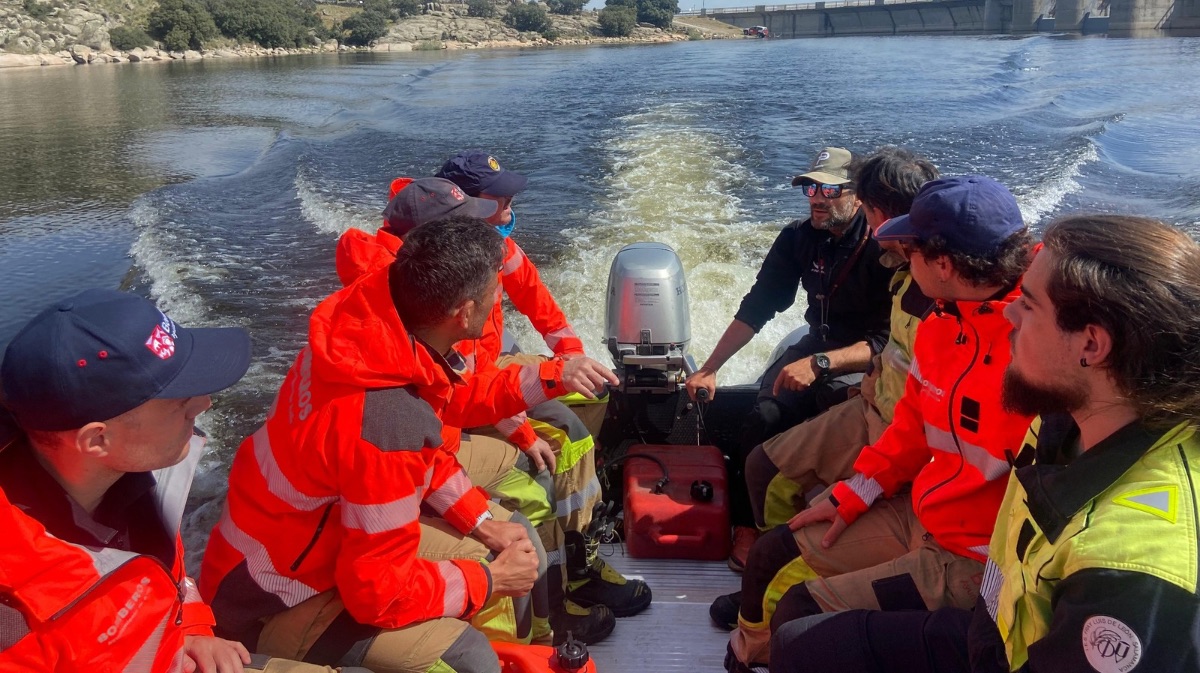 Los bomberos aprenden a navegar