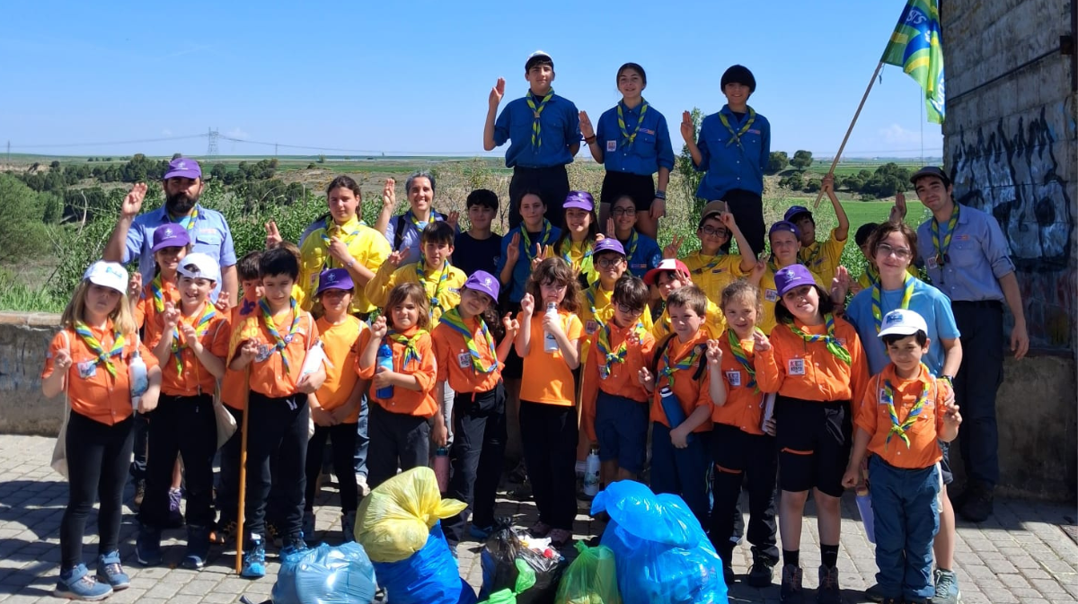 Los Scouts de Gredos retiran de basura del Adaja a su paso por Arévalo