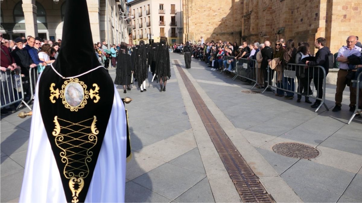 P&uacute;blico disfrutando de una procesi&oacute;n en &Aacute;vila
