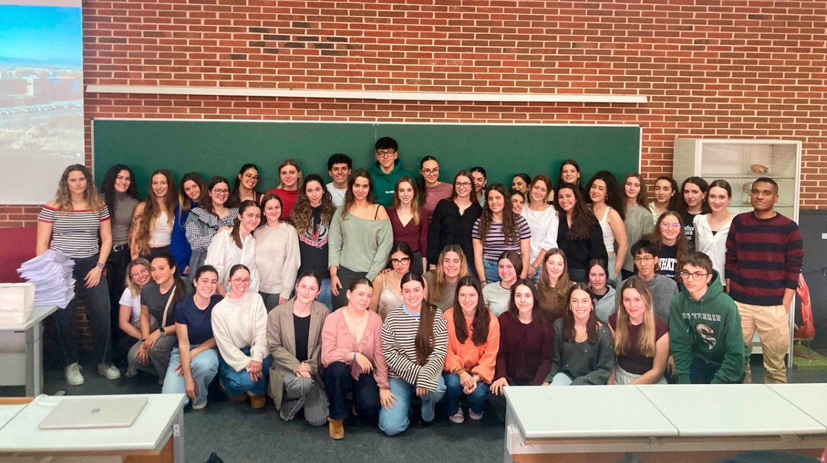 Estudiantes del primer curso del Grado de Enfermer&iacute;a en la asignatura de Ciencias Psicosociales Aplicadas a los cuidados de Enfermer&iacute;a.