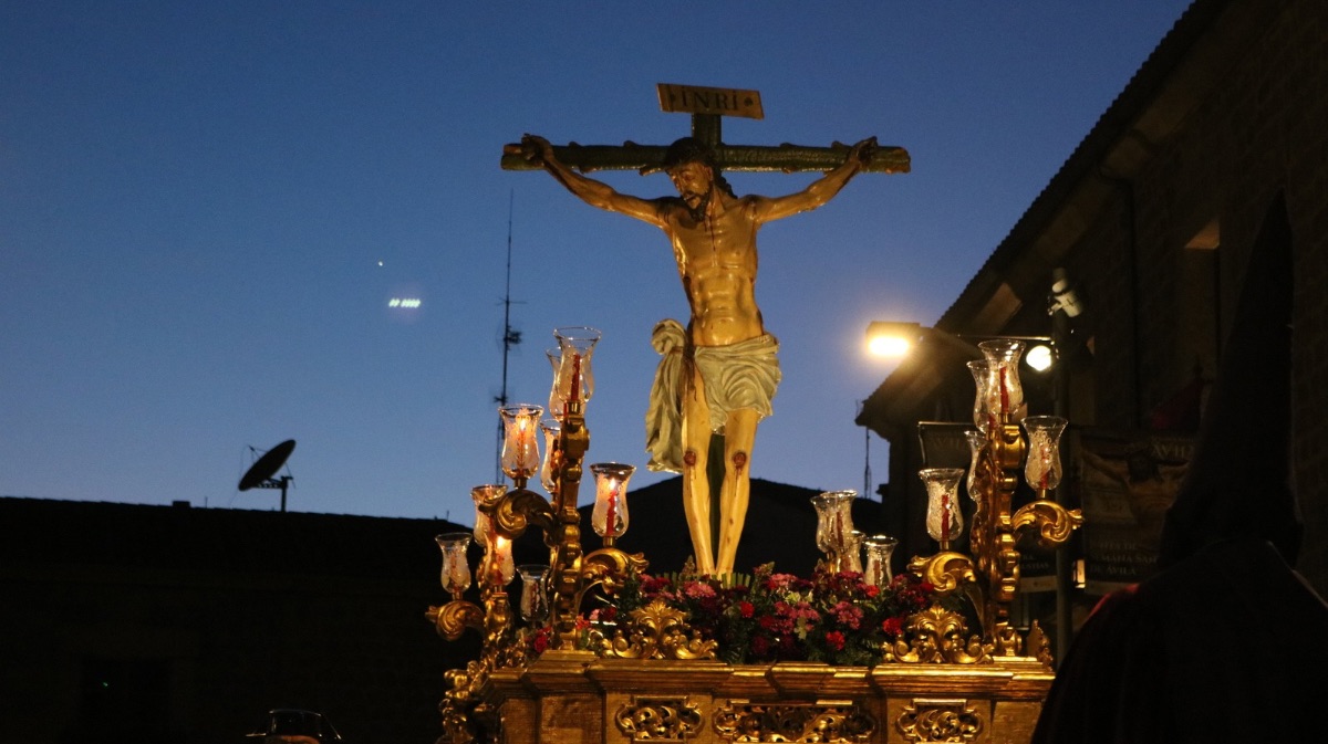 FOTOS | Nueve pasos atraviesan la noche en un rito de fe y silencio