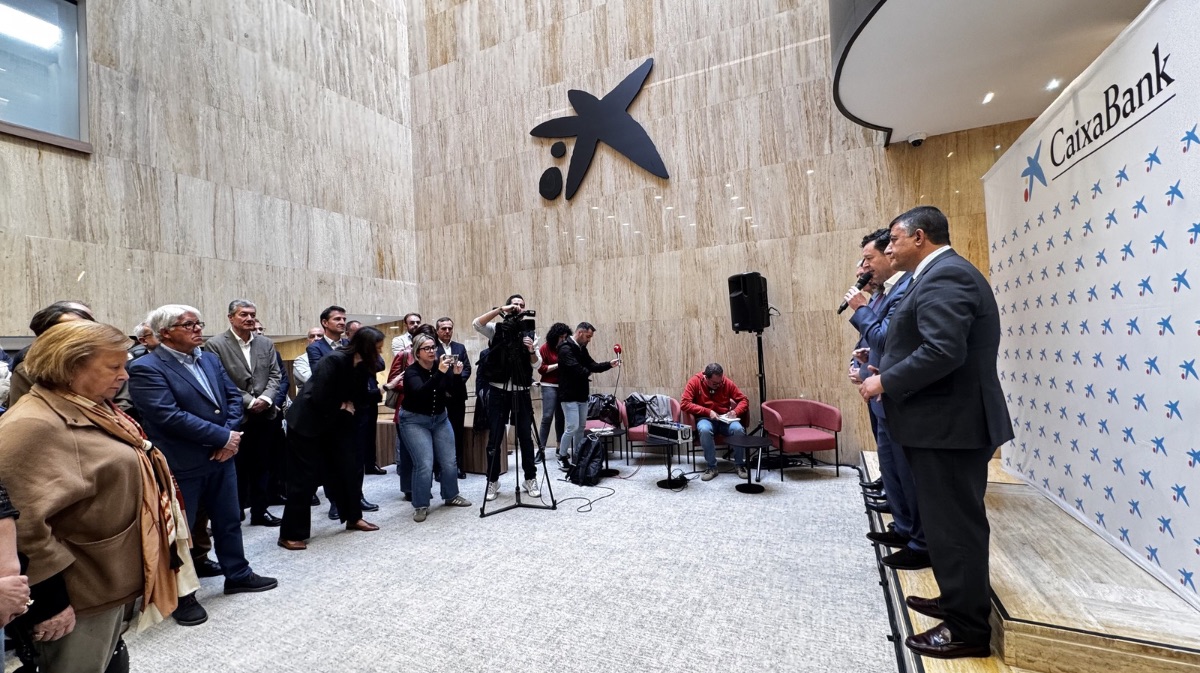 FOTOS | CaixaBank renueva su sede en el Mercado Grande para mejorar la atención