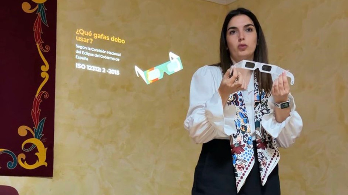 Adanero reparte gafas homologadas para ver con seguridad el eclipse