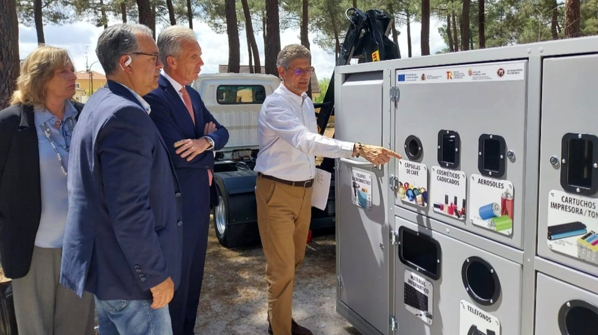 Ar&eacute;valo recinbe un cami&oacute;n el&eacute;ctrico, un punto limpio m&oacute;vil y dos puntos de recarga.