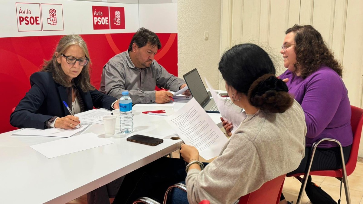 Los procuradores electos del PSOE con represemtantes del movimiento feminista.