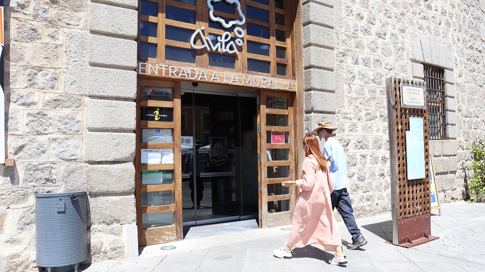 Turistas en &Aacute;vila.