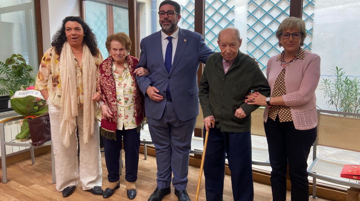 Dos centenarios son felicitados por el alcalde de &Aacute;vila.