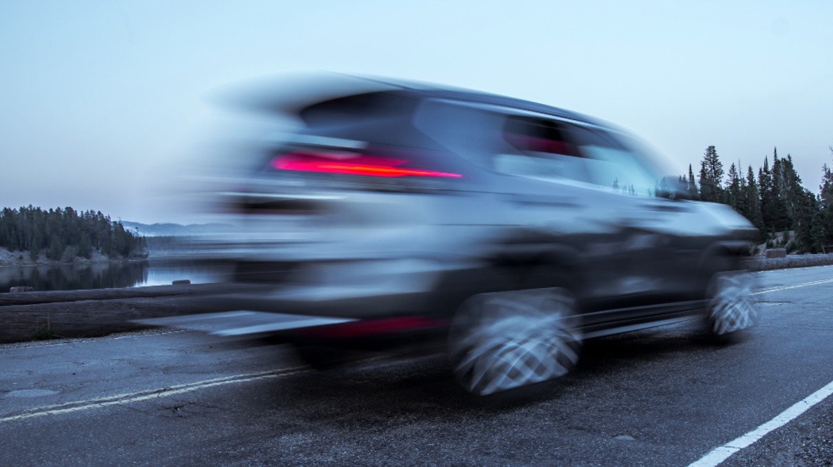 Imagen de un archivo circulando por una carretera.