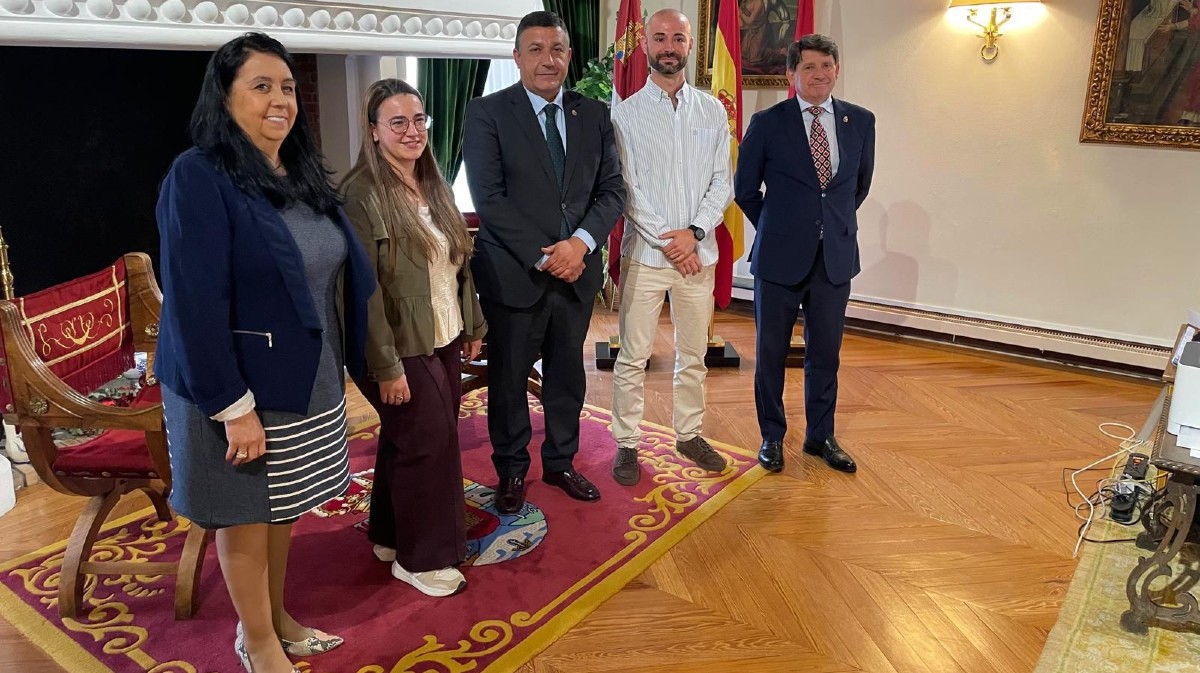 Toma de posesi&oacute; de dos terapeutas del Centro Infantas.