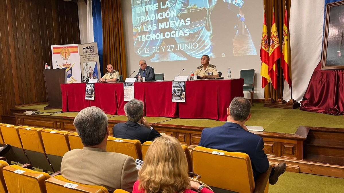 comienzo del ciclo soImagen de archivo de una conferencia de la C&aacute;tedra de Cultura de Defensa Subintendente Juli&aacute;n Vallesp&iacute;n