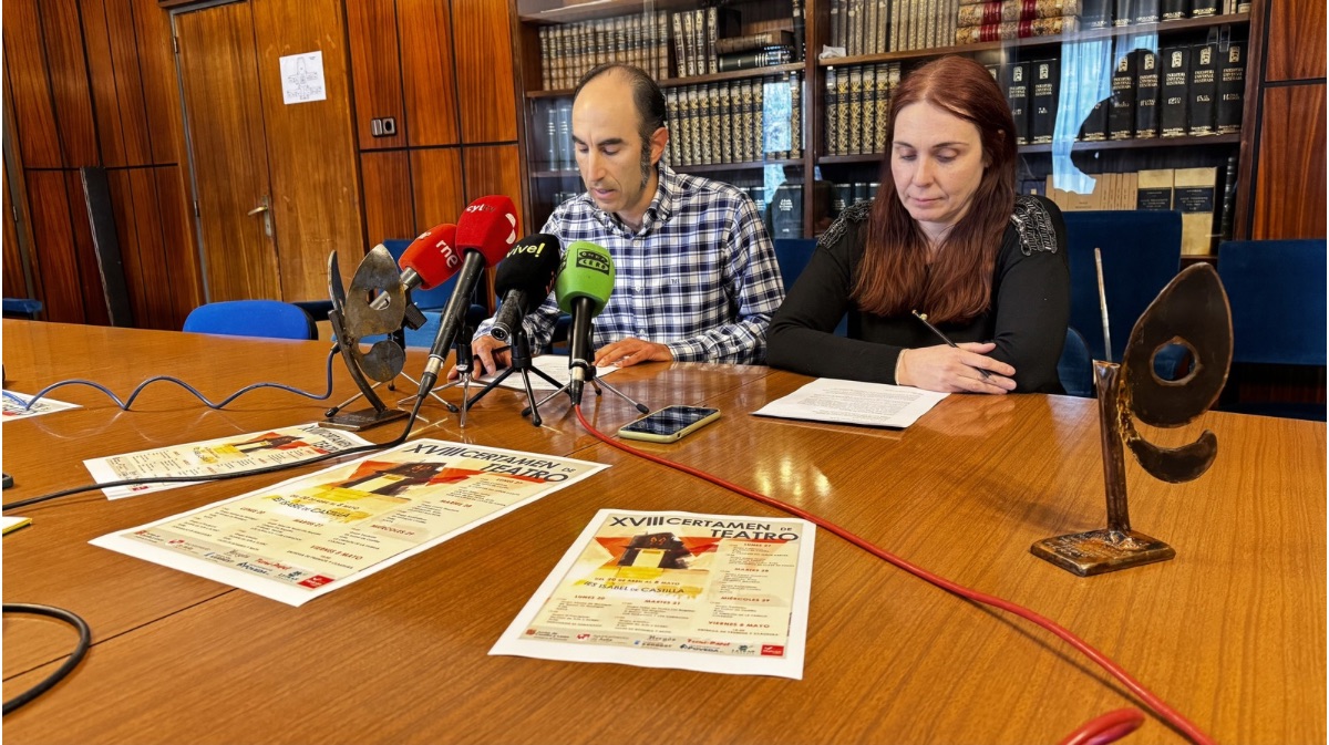 &Aacute;lvaro Garc&iacute;a y Aida M&aacute;rquez presentando el Certamen de Teatro
