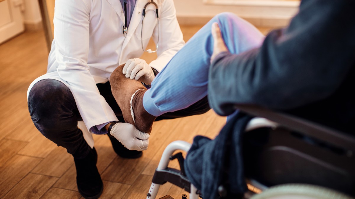 Un traumat&oacute;logo atiende a un paciente.