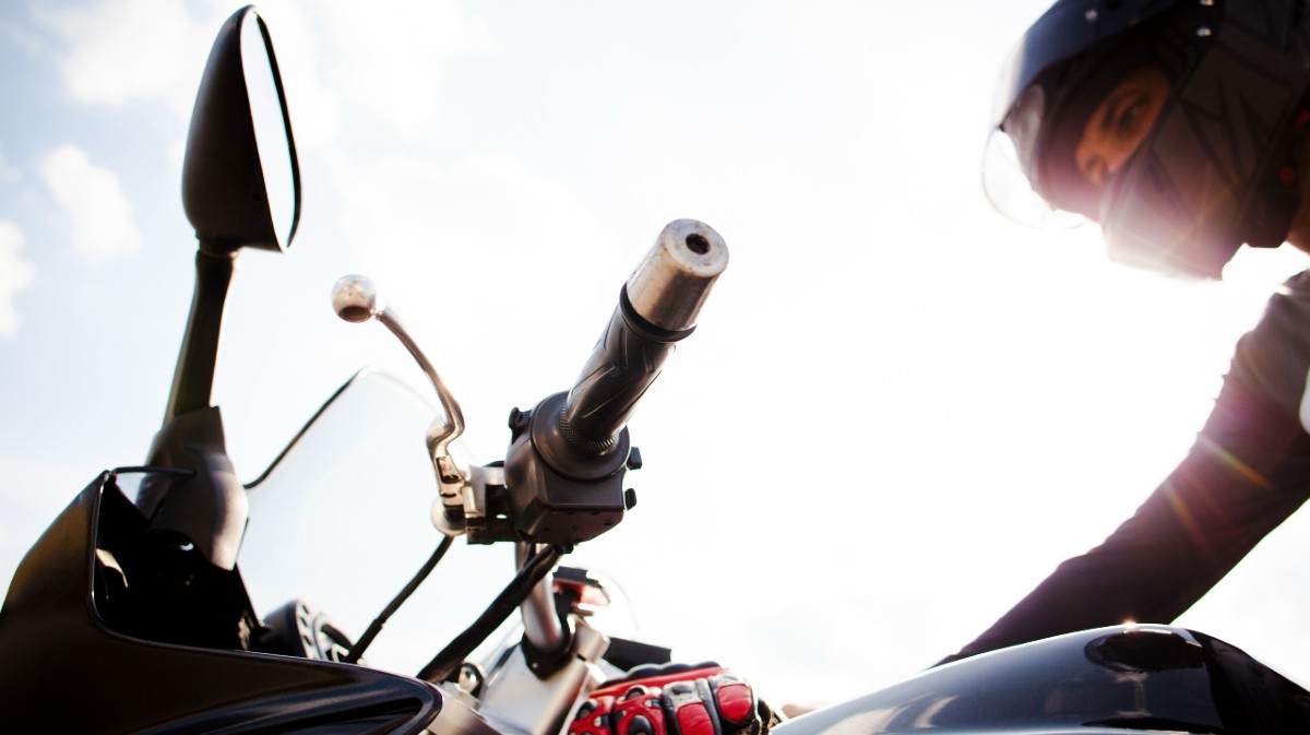 Un helicóptero sanitario acude a atender a un motorista herido