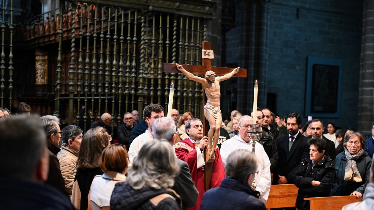 Ofiios en la catedral de &Aacute;vila el Viernes Santo.