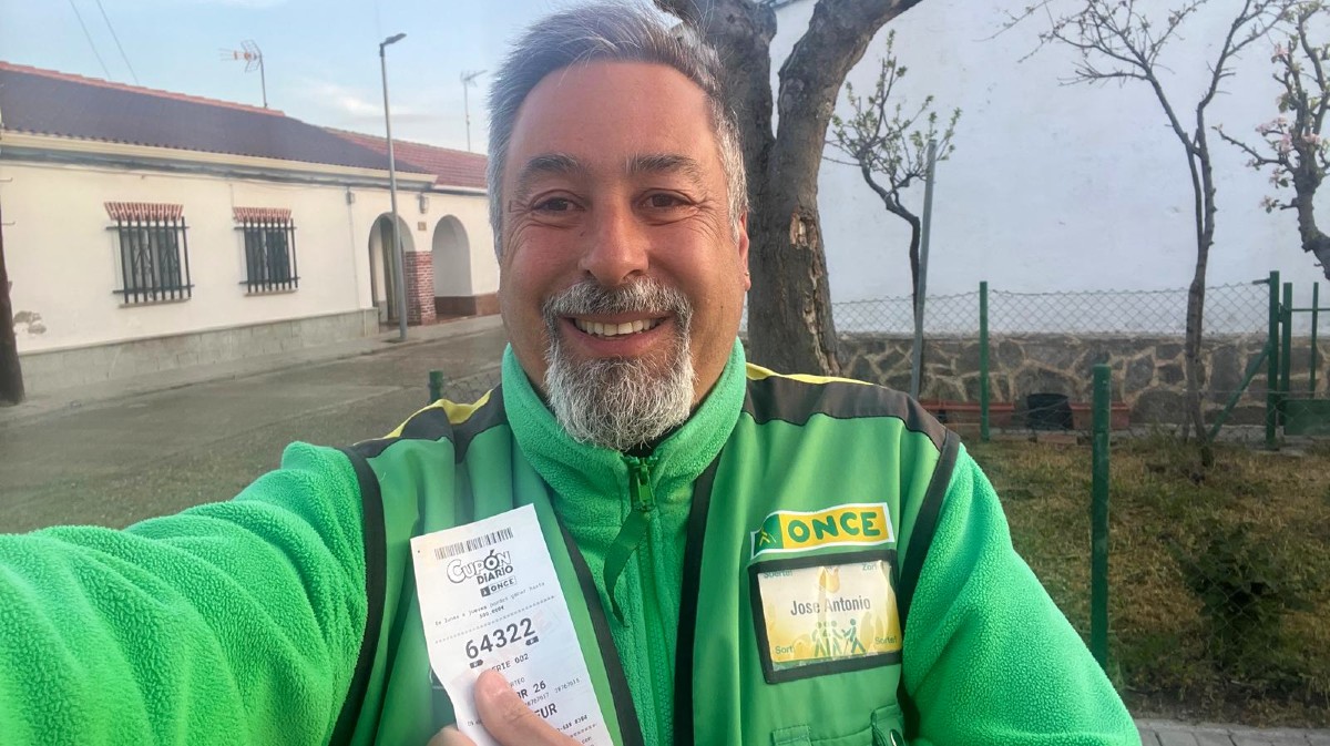 Jos&eacute; Antonio Jim&eacute;nez, vendedor de la ONCE, con el cup&oacute;n premiado.