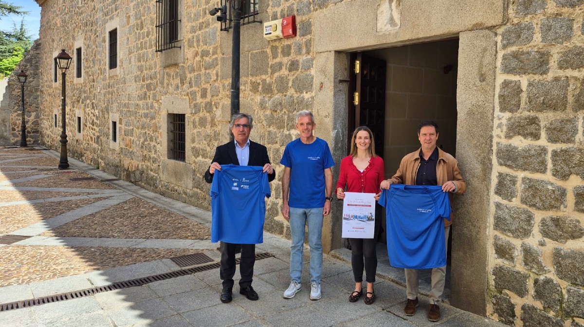 El delegado territorial y responsables de la Junta muestran la camiseta de la carrera del D&iacute;a de la Comunidad.