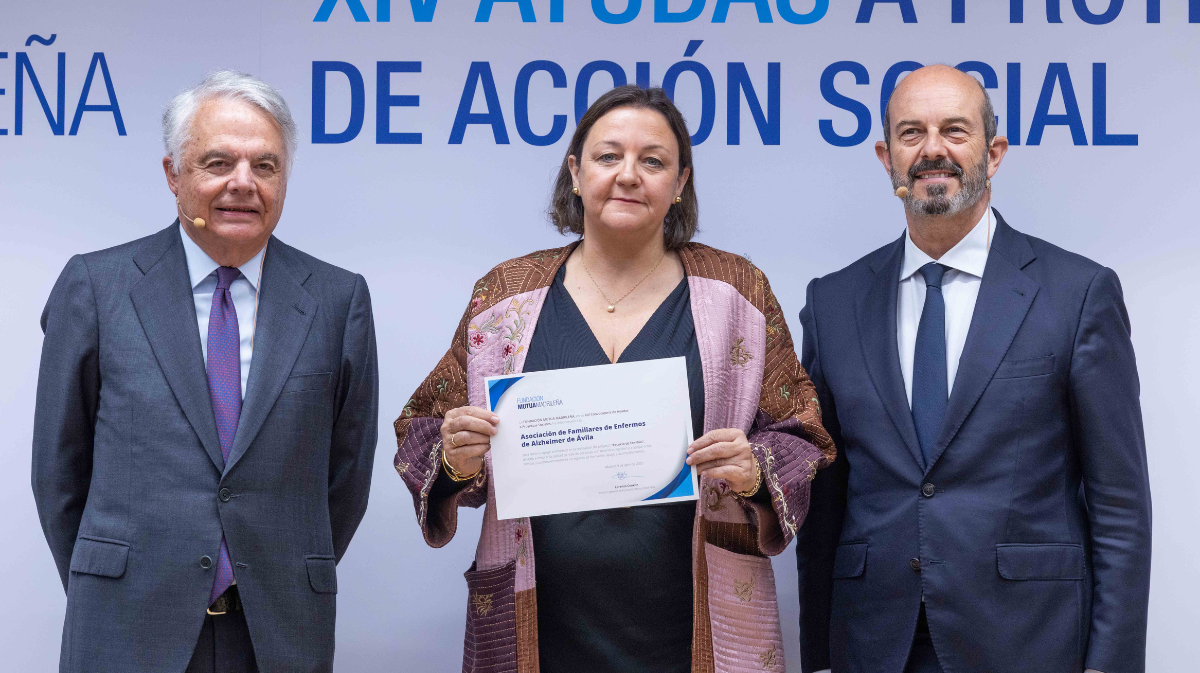 Ignacio Garralda, Montserrat Cort&eacute;s y Pedro Roll&aacute;n durante la entrega de las ayudas de la Fundaci&oacute;n Mutua Madrile&ntilde;a en Madrid.