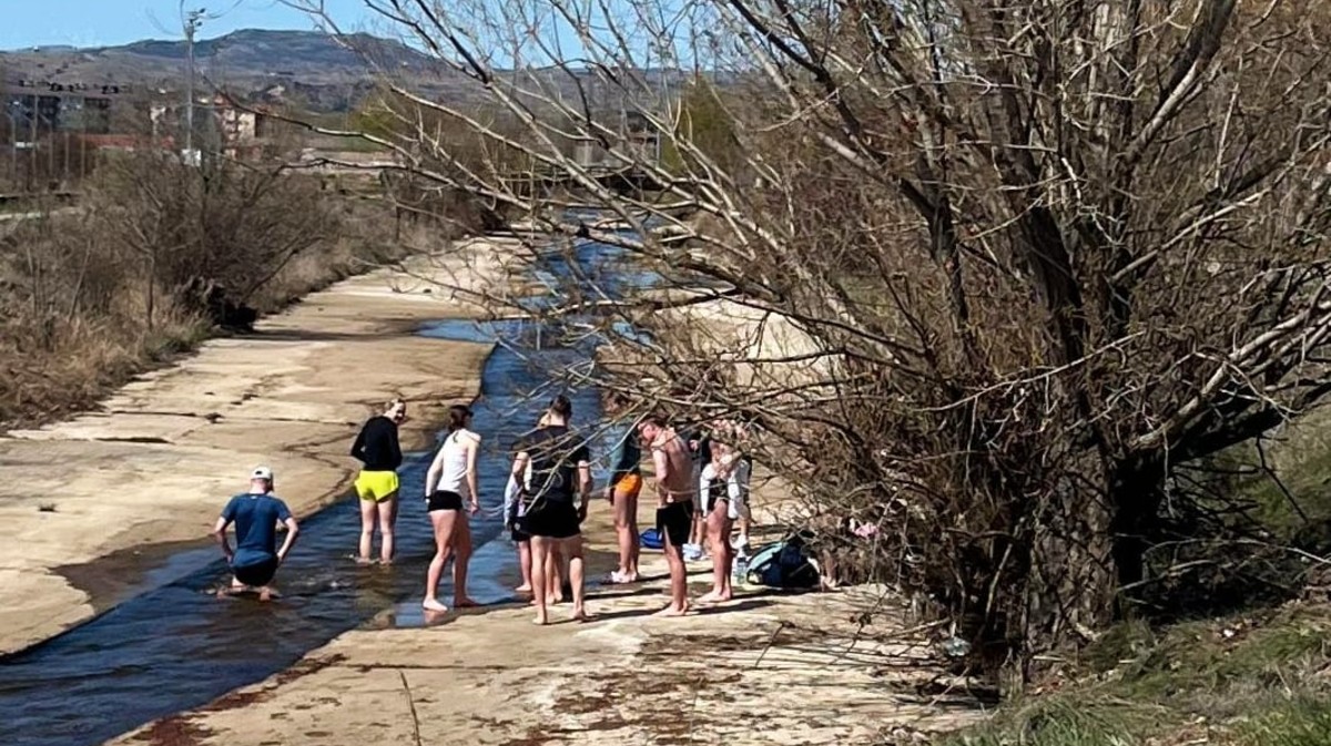 Baño en el río Chico: estampa inesperada en Viernes Santo