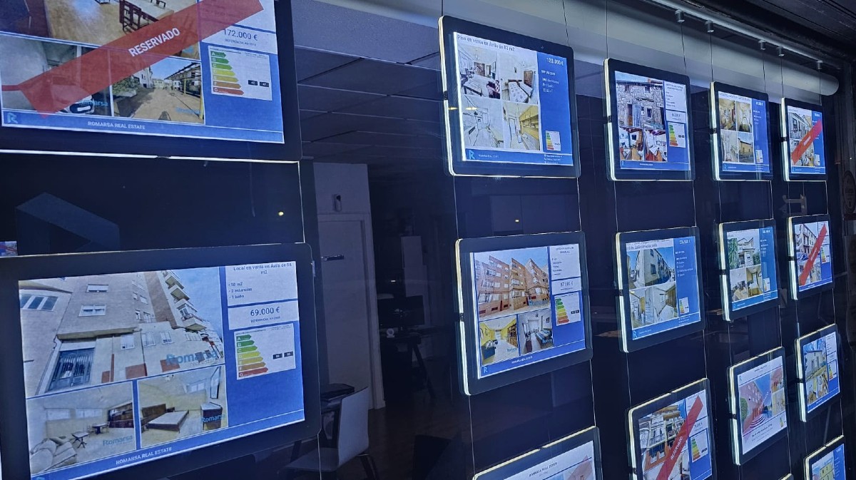 Anuncios de viviendas en una inmobiliaria.