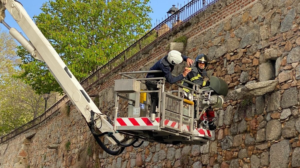 Intervenci&oacute;n de los bomberos en el muro de la Bajada del Peregtrino.