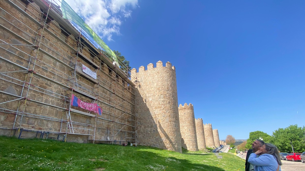 Obras de mantenimiento en la muralla de &Aacute;vila.