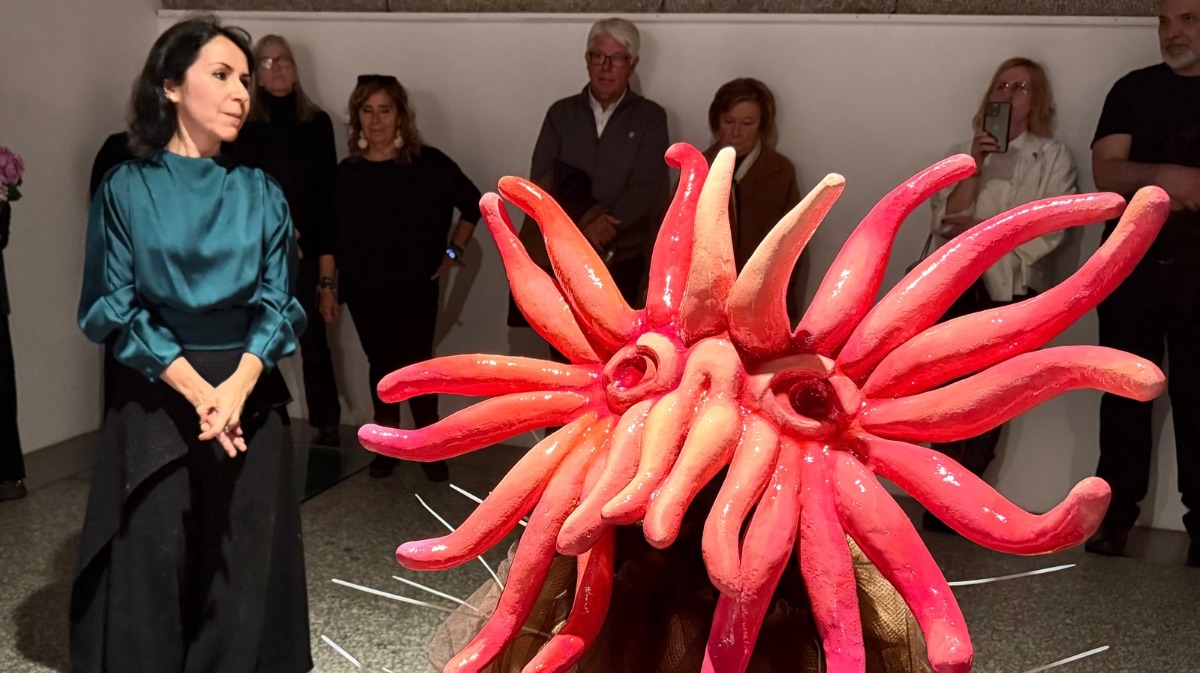 Sonia Cabello con su obra &lsquo;F&aacute;bulas Florales&rsquo;